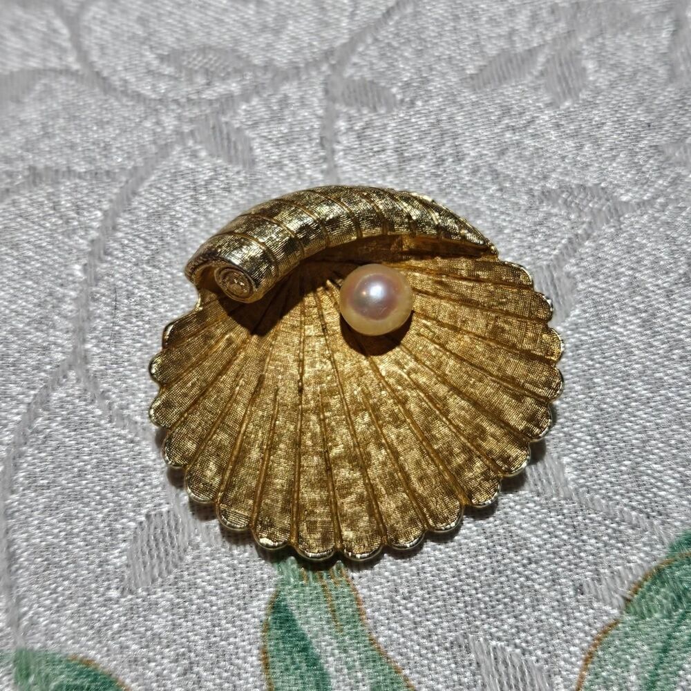 vintage Capri gold tone shell brooch with cultured pearl
